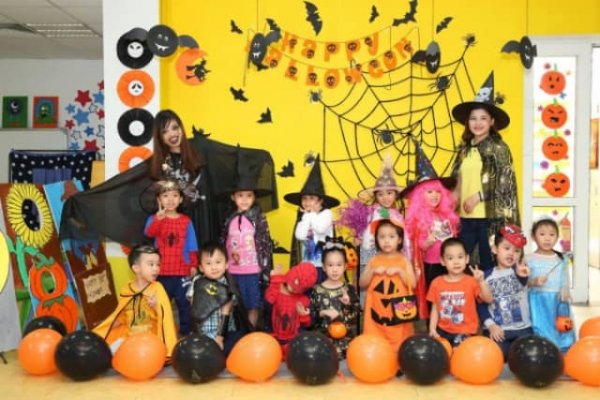Trang phục Halloween tự làm cho bé bằng giấy đơn giản