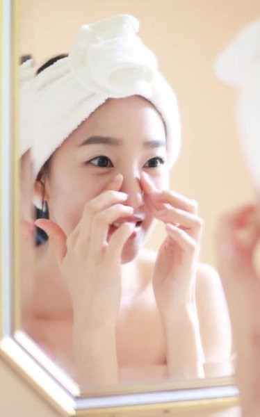 “Binh đoàn” mụn đầu đen “ghé thăm” sau tết, phải làm sao?
