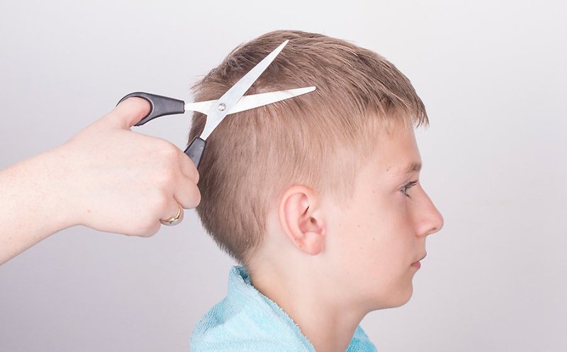 Khi sử dụng tông đơ cắt tóc cho bé, an toàn là điều quan trọng nhất. Hãy cùng xem hình ảnh và học cách sử dụng tông đơ một cách an toàn và đúng cách để đảm bảo sức khỏe và sự an toàn cho bé yêu của bạn.