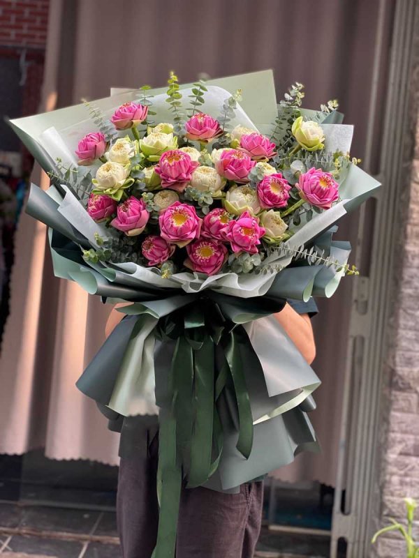 Cùng đón mùng 8/3 với món quà đặc biệt - hoa tặng! Với những bông hoa tươi tắn và thơm ngát, bạn sẽ chắc chắn làm ngạc nhiên và hạnh phúc cho người nhận.